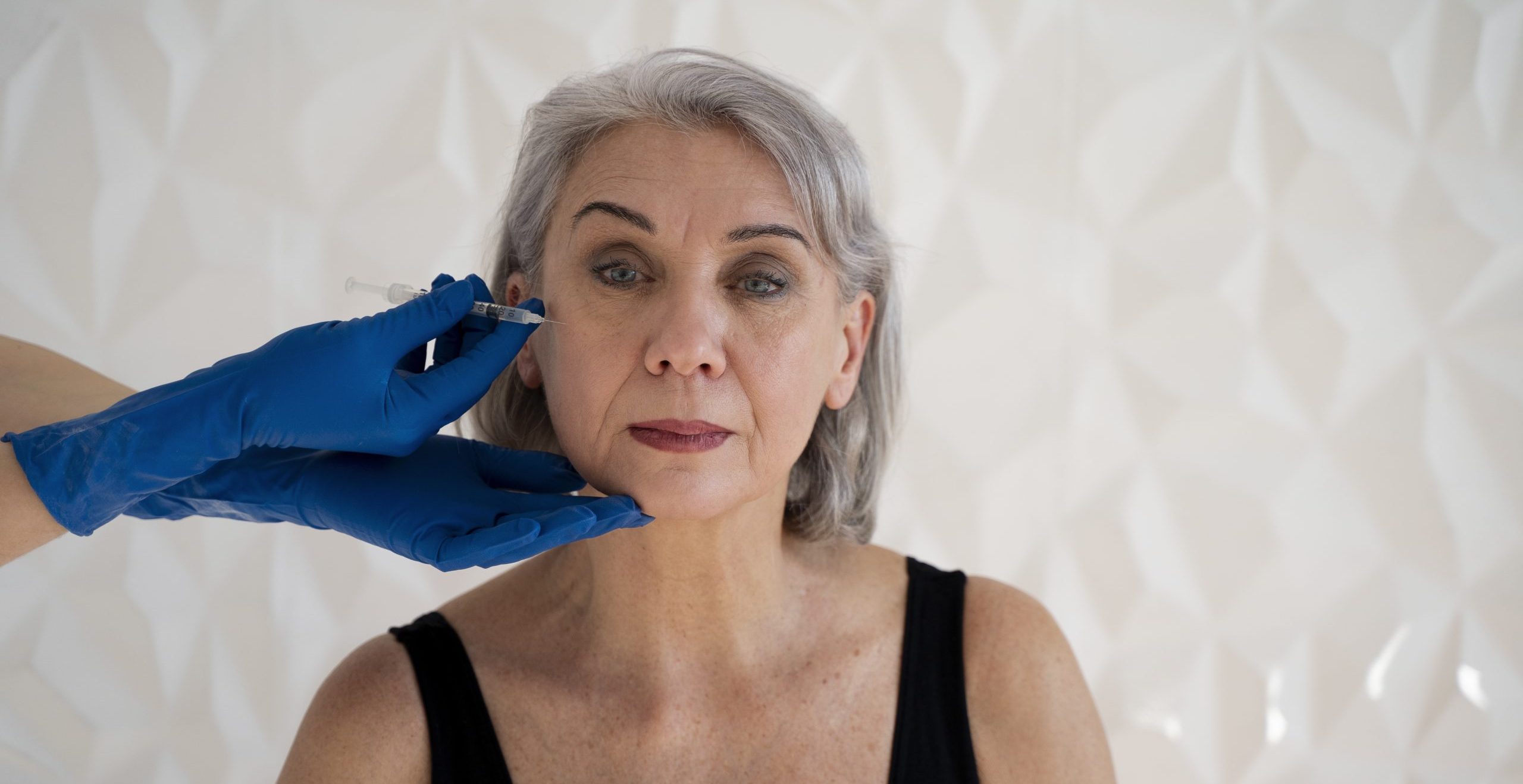 Front-view-senior-woman-getting-injection